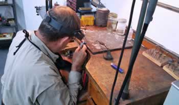 Experienced bench jeweler on site